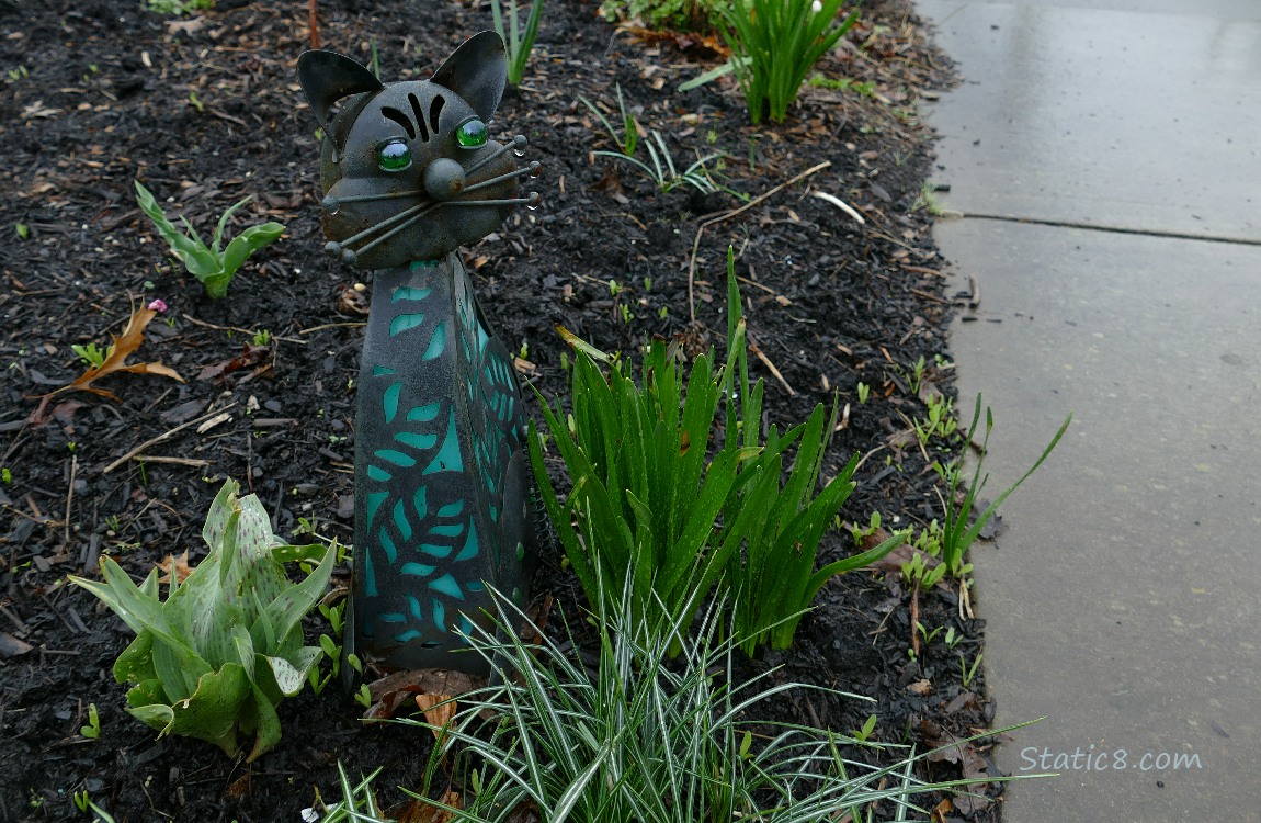 Yard cat decoration made of metal with green, glass eyes